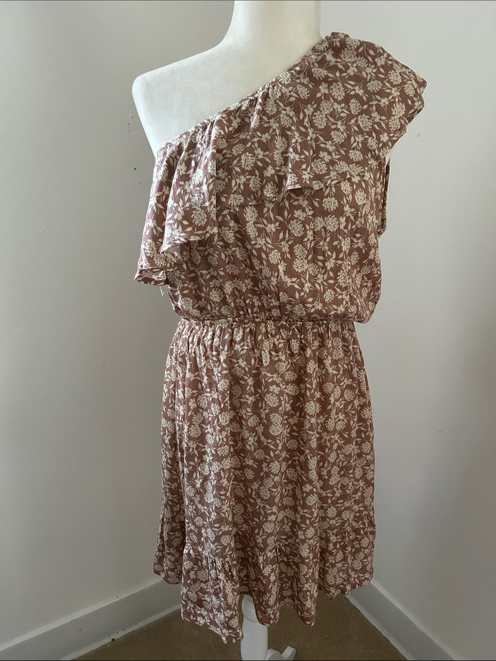 Gilli One-Shoulder Light Brown Floral Print Ruffle Dress sz S